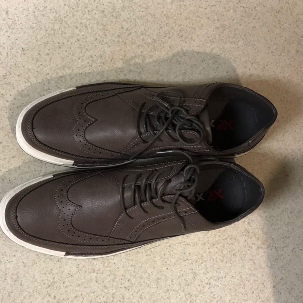 I’m a brand new snickers size 10.5 gray